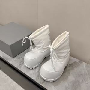 รองเท้าบูทหิมะทรงหุ้มข้อแบบหนา รุ่นใหม่ 2626 หัวมน ผูกเชือก หนังกลับ พื้นยาง น้ำหนักเบา ระบายอากาศได้ดี สีขาว/ดำ แฟชั่นฤดูหนาว - Product Image 2