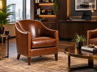 Fauteuil lounge en cuir marron de designer avec accents cloutés en laiton, accoudoirs larges et rembourrage élégant pour salons haut de gamme