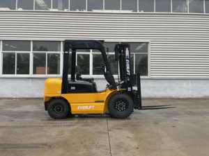 Chariot élévateur diesel EverLIFT, capacité de <span class=keywords><strong>3</strong></span> tonnes, mât à <span class=keywords><strong>3</strong></span> étages, utilisation intensive pour la construction, type de transmission <span class=keywords><strong>4</strong></span> roues motrices, manutention de palettes - Product Image 3