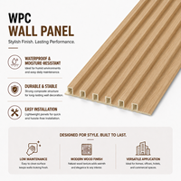 Panneau mural à lamelles WPC avec texture bois pour les intérieurs d'hôtels, résidentiels et commerciaux