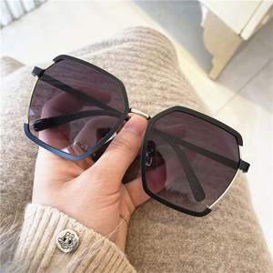 Lunettes de soleil carrées de luxe à la mode avec logo personnalisé, protection UV400, en métal, pour hommes et femmes - Product Image 5