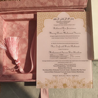 Caixa de Convite de Casamento Luxuosa em Veludo Rosa com Estampa em Folha de Ouro, Logotipo Personalizado, Franja, Papelaria Elegante para Noivado e Gala