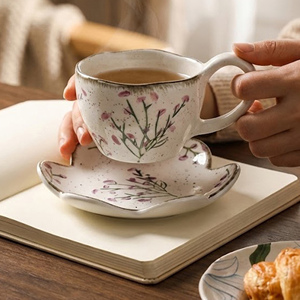 Juego de Taza y Platillo de Cerámica con Diseño Floral Pintado a Mano, Estilo Vintage Europeo Pastoral, para Café o Té de la Tarde - Product Image 2