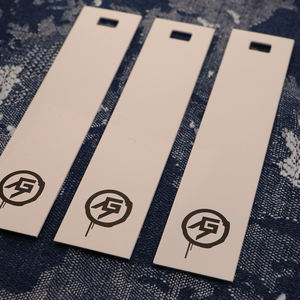 بطاقة قائمة الملابس عالية الجودة مخصصة بتصميم أنيق وشعار OWENIDEA، مطبوعة بالشاشة الحريرية على ورق صديق للبيئة - Product Image 2