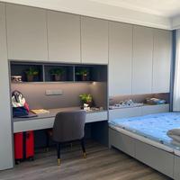 Ensemble de lit Tatami autoportant en bois massif sur mesure, design nordique moderne, avec bureau pliable et coin lecture, séparateur multi-scènes