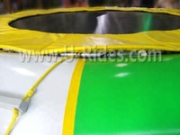 Tortue verte sauteuse géante gonflable combine un trampoline gonflable et un salon flottant pour un plaisir ultime