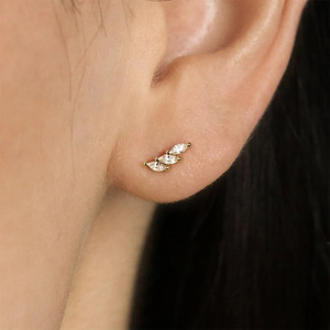 Boucles d'oreilles minimalistes en argent sterling S925, clous ronds capitonnés, accessoire pour les employés de bureau - Product Image 1