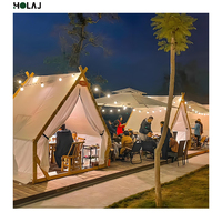 Tente abri hivernale coupe-vent de luxe, type gazebo à pignon fermé avec parois latérales zippées pour restaurant de fondue en plein air