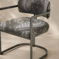 Chaise de salle à manger moderne à structure métallique cantilever, fauteuil rembourré à motif abstrait imprimé pour projets hôteliers et villas de luxe