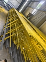 Maßgefertigtes Stahlhandlaufgeländer, Gelb Pulverbeschichtetes Metallgeländer, Industrielles Sicherheitsstahlgeländer