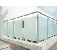Balustrade en acier inoxydable pour balcon de maison duplex au Nigeria, avec escalier, terrasse en verre, garde-corps en acier, profilé en U, design intérieur