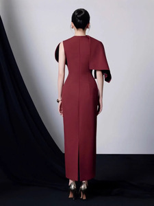 Novità 2026: Abito Scialle dal Design Ricercato <span class=keywords><strong>con</strong></span> Fibbia Metallica, <span class=keywords><strong>Spacco</strong></span> e Vestibilità Aderente in Bordeaux. - Product Image 4