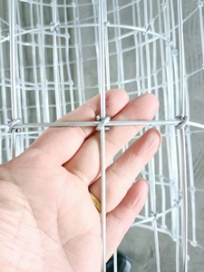 Clôture en fil de fer pour chevaux, galvanisée à chaud, avec anneaux en S, hauteur 2 m, avec des trous carrés de 50 mm × 100 mm - Product Image 4