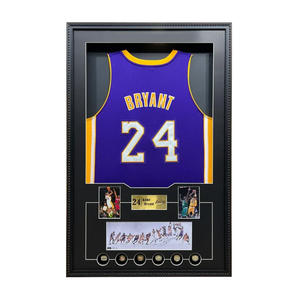 Cadre photo mural en bois massif et verre, fait main, taille et couleur personnalisables, pour l'affichage de maillots de sport (football, basketball) - Product Image 1