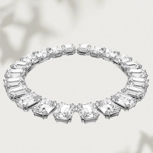 Le collier pendentif exquis est un bijou polyvalent et tendance adapté aux femmes à porter au quotidien. - Product Image 3