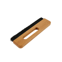 Pinceau professionnel à manche en bois et poils de cheval pour l'installation et le lissage de papiers peints et revêtements muraux