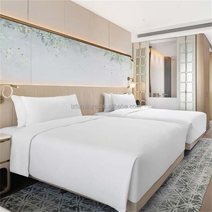 Ensemble de meubles de chambre d'hôtel 3 étoiles modernes et économiques sur mesure, avec lit rembourré à cadre en bois, tête de lit et tables de chevet - Product Image 3