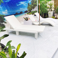 Chaise longue de piscine extérieure étanche IP65 avec 4 positions inclinables, en plastique rotomoulé anti-jaunissement, pour patio de complexe hôtelier