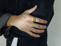 Vente en gros de bijoux OYA Bagues en acier inoxydable design tendance Bagues LGBT en émail coloré Arc-en-ciel pour femmes et hommes