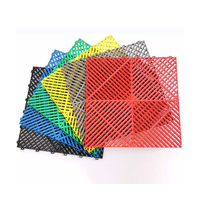 Carreaux de sol modulaires antidérapants 18mm Carreaux de sol de garage en plastique imbriqués pour l'atelier de vente de voitures