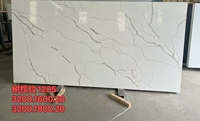 Plan de toilette en quartz Calacatta blanc avec veines grises