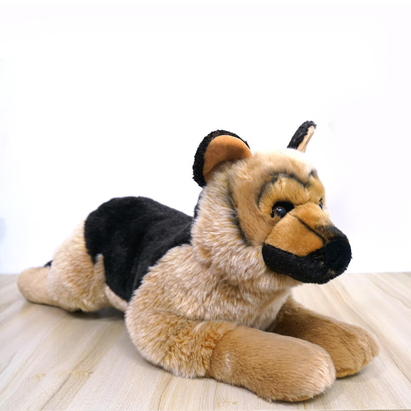 Chien loup à dos noir en position couchée