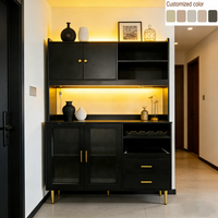 Buffet haut moderne noir avec portes vitrées, éclairage LED, casier à vin, tiroirs et pieds dorés pour salle à manger, cuisine, salon