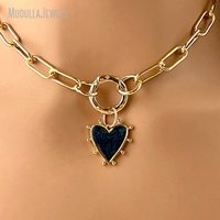 Collier à trombone plaqué or avec pendentif cœur en émail noir, fermoir à ressort en zircon cubique, NM42777