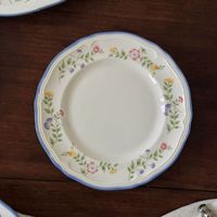 Ensemble de vaisselle en céramique ronde à fleurs enroulées de style rétro français, luxe léger, assiette à dessert, assiette à dîner, soucoupe à café
