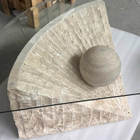 Table Basse/Salle à Manger Irrégulière de Luxe et Moderne, Minimaliste, avec Plateau en Verre et Piètement en Travertin Naturel en Forme d'Éventail