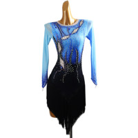 Robe de danse courte à col rond et manches longues avec dégradé de couleurs, strass et franges pour la danse latine, performance et compétition