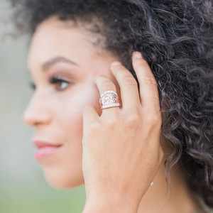 Anello Bicolore Vintage Stile Reale con Incisioni in Rilievo, Accessorio Moda Unisex - Product Image 3