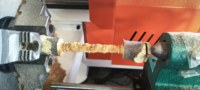 Machine de gravure CNC 4 axes pour le travail du bois, avec 4ème axe rotatif latéral pour le traitement en relief 3D des meubles en bois massif cylindriques