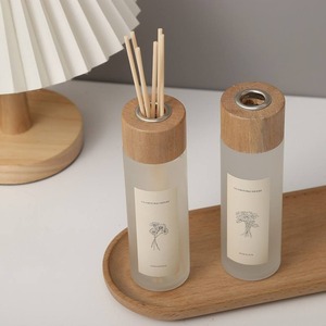 Bouteille de diffusion de roseau d'aromathérapie en verre de parfum givré à cylindre simple avec couvercle en bois pour décembre - Product Image 5