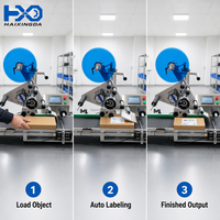 Machine d'étiquetage automatique industrielle pour surfaces planes supérieures de boîtes, cartons et sachets avec applicateur d'autocollants adhésifs
