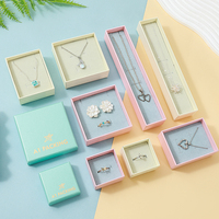 Boîte à bijoux A1 en vert menthe avec étui à collier, boîte à boucles d'oreilles, boîte à bagues et présentoir coordonné – Emballage Bijoux