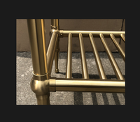 Lavabo console en marbre vert avec design cannelé, pieds en laiton, finition bronze, étagère inférieure, porte-serviettes de vanité en marbre