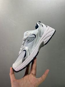 รองเท้าเดินหรูหราดีไซน์ใหม่ประจำฤดูใบไม้ผลิปี 2026 รองเท้าบาสเก็ตบอลแบบสวมพร้อมเชือกผูกแบบกำหนดเอง วัสดุตาข่ายหนาพร้อมระบบรองรับแรงกระแทก - Product Image 2