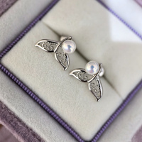 Fournisseur de bijoux en perles d'eau douce en Chine, bijoux en laiton plaqué or au design queue de sirène, anti-ternissement, boucles d'oreilles à clous en perles blanches de 4,6 mm