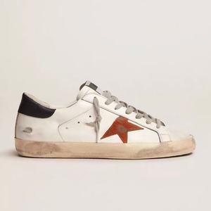 Zapatos deportivos de diseño sencillo con forma de estrella de cinco puntas, antibacterianos y que absorben los impactos. Zapatos deportivos populares de estilo básico. - Product Image 2