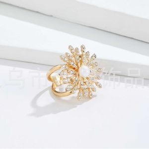 Broche con forma de flor con perlas y diamantes de imitación para mujer, accesorios de fiesta, engaste de garra de aleación de zinc Sk006 - Product Image 3