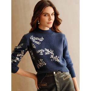 Pull à col montant en jacquard floral noir S Pulls pour femmes - Product Image 2