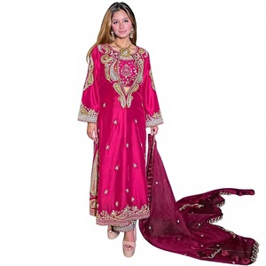Conjunto de Salwar de Terciopelo de Seda Rosa Intenso de Lujo con Bordado Paisley de Zari Dorado, Kurti Largo, Pantalón Recto y Dupatta Pakistaní - Product Image 1