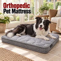 Matelas orthopédique moderne pour chien avec paroi latérale plate grise imprimée et matelassage large à vagues arrondies pour le repos des chiens en intérieur