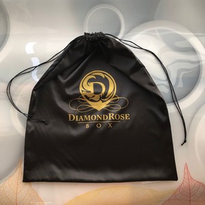 Bolsa de Regalo de Seda Negra con Logotipo Personalizado Impreso en Flexografía para Empacar Ropa, Bolsa de Embalaje con Cordón de Seda Súper Suave - Product Image 1