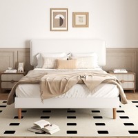 Lit de chambre élégant à dossier large avec une silhouette courbée lisse et une base basse simple pour une décoration intérieure classique
