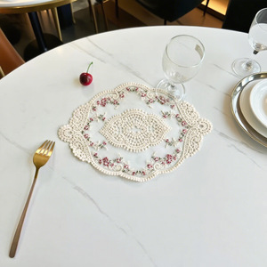 Europäische <span class=keywords><strong>Vintage</strong></span> Spitze Tisch matte Staubs chutz Stoff Vase Untersetzer mit Französisch Stickerei Hohl spitze Tischset dekorative Matten & Pads - Product Image 3