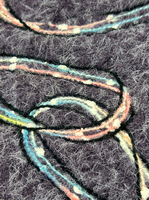 Tissu brodé multicolore à motifs tourbillonnants et lignes irrégulières, base polyester gris foncé, fil courbé, broderie lourde