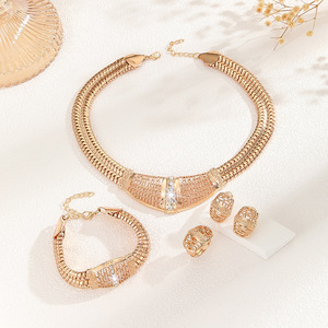 Collier transfrontalier tendance pour mariage, style Moyen-Orient Dubaï, en alliage d'or, chaîne serpent, avec cristaux et strass, ajouré et imposant - Product Image 3