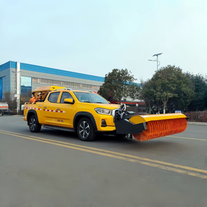 Camion <span class=keywords><strong>de</strong></span> <span class=keywords><strong>déneigement</strong></span> multifonction SAIC Maxus 4x4 avec lame à neige, brosse à neige et épandeur <span class=keywords><strong>de</strong></span> <span class=keywords><strong>sel</strong></span> dégivrant - Product Image 1